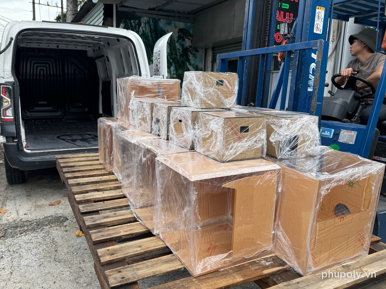 Xếp các hộp trạm hút khói mica đã đóng gói lên xe giao