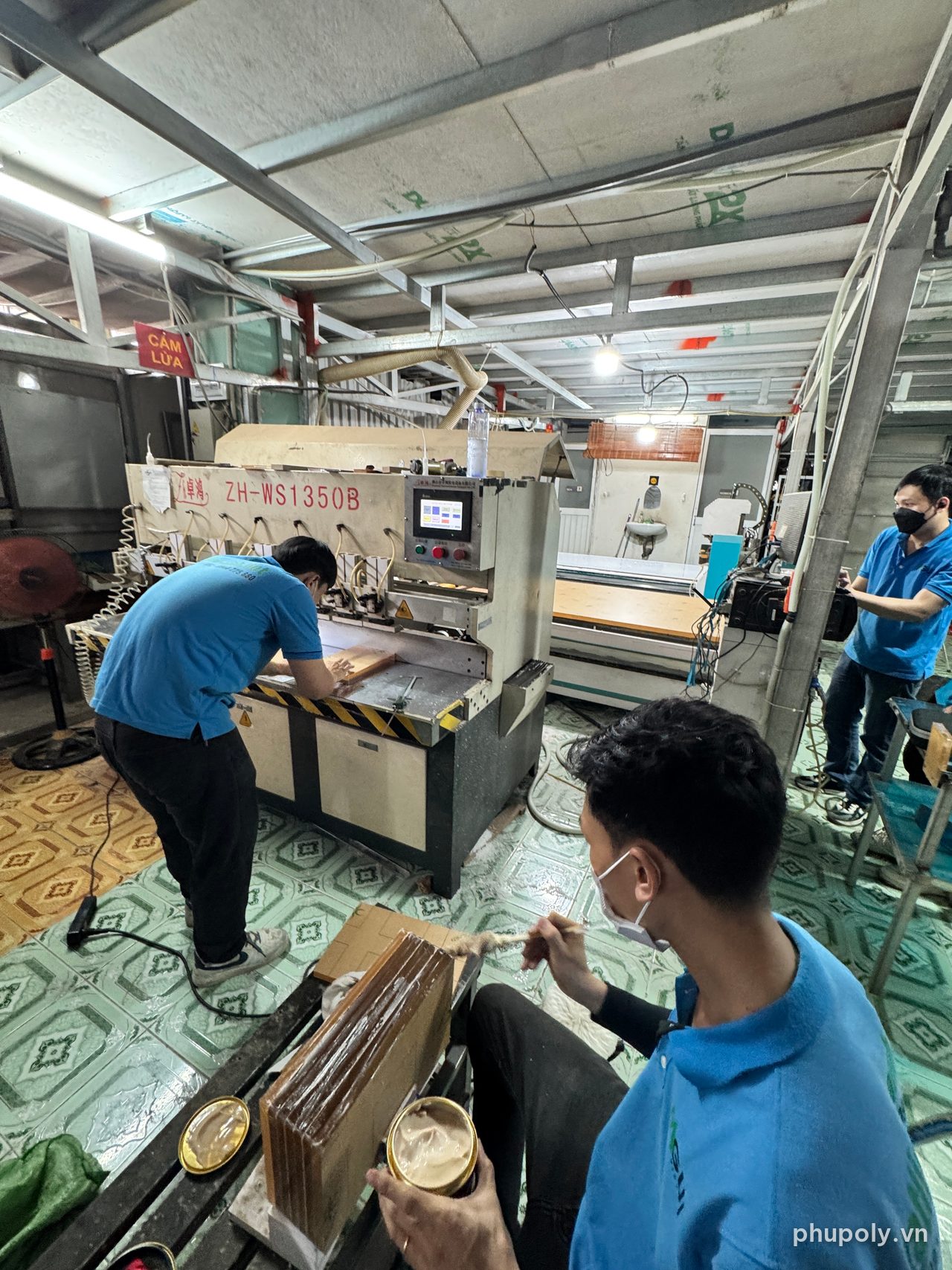 Xưởng gia công mica: máy CNC, thợ phết keo dán khối mica